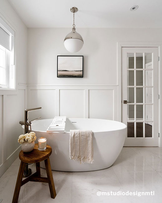 une baignoire autoportante de forme ovale dans une salle de bain confortable