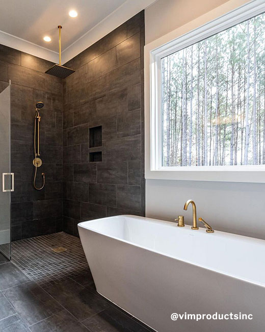 une baignoire autoportante de forme rectangulaire dans une salle de bains élégante et luxueuse