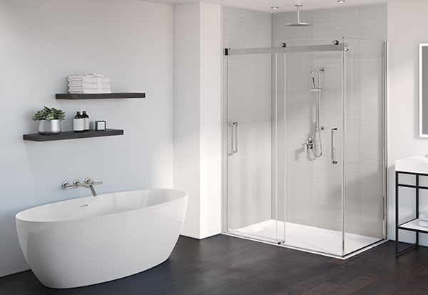 Une salle de bains blanche moderne et relaxante comprenant une cabine de douche en verre sans cadre, une baignoire autoportante, une vanité autoportante et un miroir LED rectangulaire
