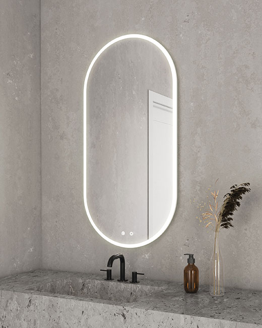 un miroir oblong DEL monté sur le mur d'une salle de bains.