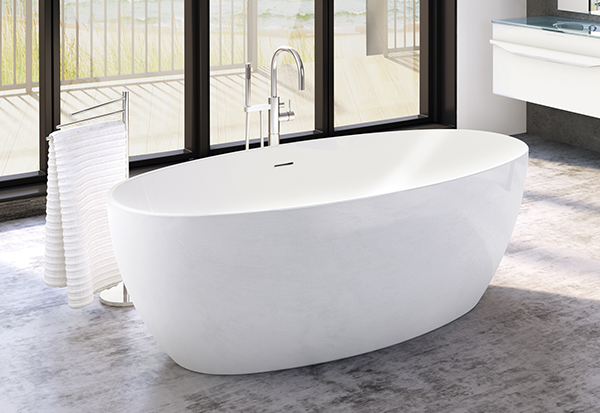 Une baignoire autoportante en acrylique de forme ovale qui se distingue dans une grande salle de bains moderne avec de larges fenêtres panoramiques révélant une vue magnifique de la nature